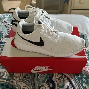 Nike White and Black Sneakers